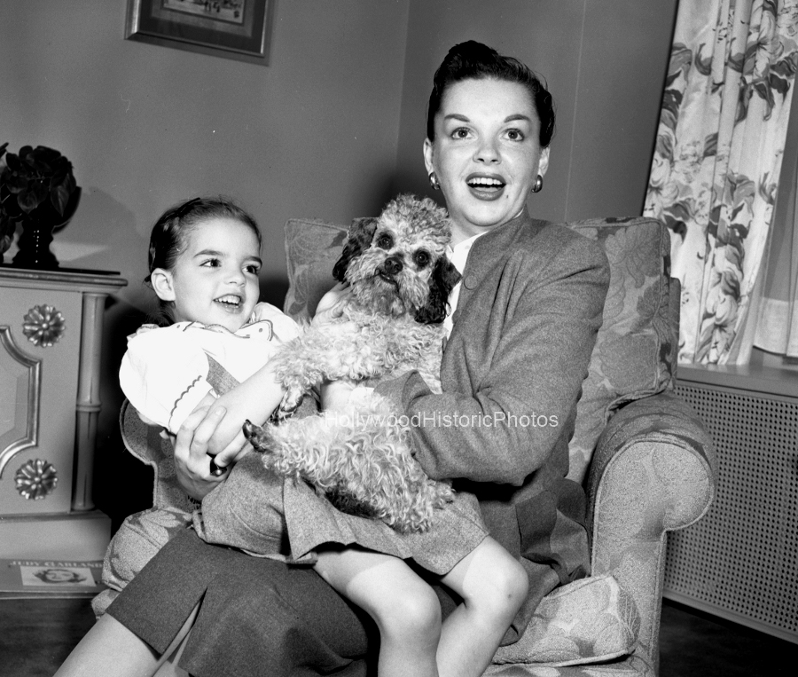 Judy Garland 1952 With her daughter Liza Minelli and their pet dog wm.jpg